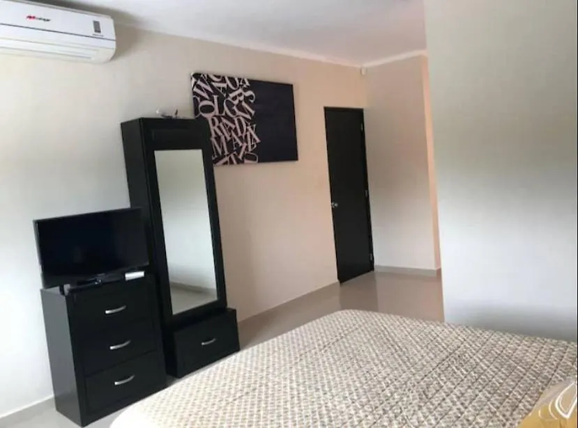 !Habitacion Privada, Excelente Ubicacion Aeropuerto Cancun! Séjour chez l'habitant